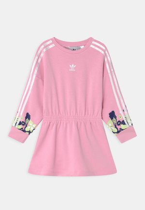 Roze jurk met lange mouwen en elastische taille, wit Adidas-logo op de borst, witte strepen op de mouwen en bloemenpatronen near de manchetten.