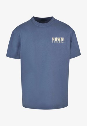Blå bomulds T-shirt med korte ærmer, med hvid tekst "HAWAI E KOMO MAI" på venstre brystområde. Klassisk crew neck design.