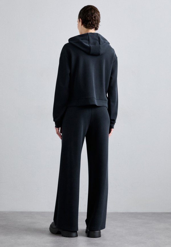 TRACKSUIT - Tracksuit2