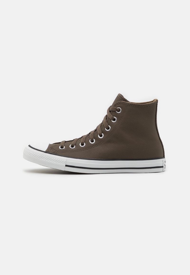Sneaker alto marrone in pelle, con punta bianca in gomma, lacci, occhielli in metallo e striscia nera lungo la suola.