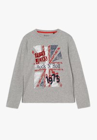 Šedé tričko s dlouhým rukávem s designem britské vlajky, doplněné červenými, bílými a modrými akcenty. Text zahrnuje "PEPE JEANS," "Rock 'N' Roll," a "1973."