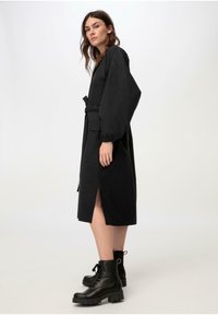 hessnatur WASTE - Blusenkleid - schwarz