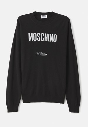 Schwarzer Strickpullover mit langen Ärmeln, mit dem Logo "MOSCHINO" in Weiß und "Milano" in kleinerer Schrift darunter. Gerippte Bündchen und Saum.