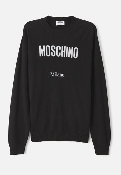 Schwarzer Strickpullover mit langen Ärmeln, mit dem Logo "MOSCHINO" in Weiß und "Milano" in kleinerer Schrift darunter. Gerippte Bündchen und Saum.