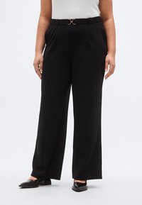 Μαύρο παντελόνι με φαρδιά μπατζάκια και πιέτες στο μπροστινό μέρος, ζώνη που ταιριάζει με χρυσό κυκλικό κλιπ, από απαλό, υφασμένο ύφασμα.