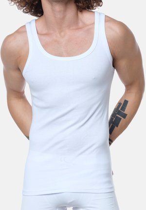 Top in cotone bianco senza maniche con scollo tondo, vestibilità aderente e spalline larghe, caratterizzato da una superficie liscia e privo di motivi visibili.