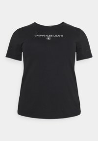 Černé bavlněné tričko s krátkým rukávem s bílým logem "Calvin Klein Jeans" přes hruď a klasickým kulatým výstřihem.