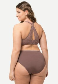 Bruine kant-back bralette met verstelbare bandjes, gecombineerd met bijpassende high-waisted slip. Glad textuur en ondersteunend ontwerp.
