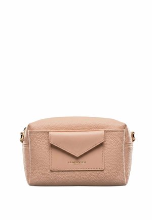 Sac bandoulière en cuir beige texturé avec une poche avant en forme d'enveloppe et un logo en métal doré « Lancaster Paris ».
