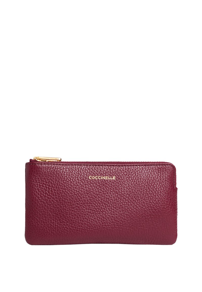 Portafoglio in pelle bordeaux con finitura texturizzata, chiusura con zip e logo del marchio in oro. Forma rettangolare slim con angoli arrotondati.
