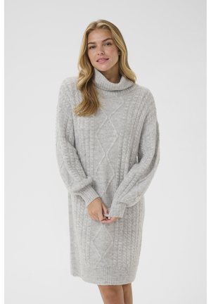 Rochie tricotată gri, cu guler înalt și model cu cabluri. Are mâneci lungi, ușor bufante, și manșete și tiv filé.
