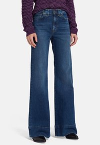 Jeans a vita alta e gamba larga in denim blu scuro. Presentano una chiusura classica con bottone e cerniera, tasche anteriori visibili e cuciture sottili.