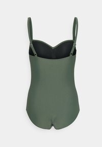 Maillot de bain une pièce vert olive avec bretelles réglables, texture lisse et soutien-gorge structuré, présentant une coupe arrondie au bas.