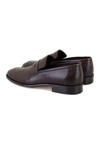 Bruine leren dresschoenen met een slanke vorm, voorzien van een ronde neus en een verhoogde voorklep. Lage blokhak en een gladde afwerking.