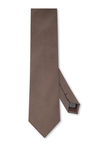 Brązowy, teksturowany krawat z wąskim, spiczastym końcem. Tkanina ma delikatny wzór, a odwrotna strona zawiera kontrastowy detal kolorystyczny.