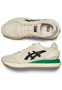 Béžové tenisky s černými akcenty, z semišového a textilního materiálu, zelená střední podrážka, texturovaná podešev s výrazným designem loga po straně.