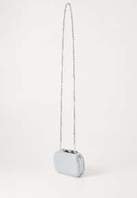 Bolso de mano plateado con una superficie texturizada, cierre de broche lateral y una cadena metálica. Forma ovalada con un acabado suave.