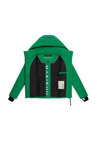 Veste à capuche verte ouverte pour montrer la doublure intérieure noire avec le nom de marque "MARIKOO" et l'étiquette intérieure sur le côté droit.