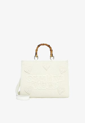 Bílá obdélníková taška na rameno s bambusovou rukojetí, vyšitá nápisem "SUMMER VIBES" a srdíčky, obsahuje bílý ramenní popruh.
