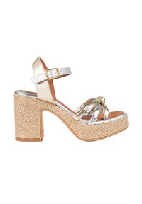 Sandalia de tacón alto con tiras en oro y plata metálico, con una cuña de textura de yute, que presenta una correa de tobillo con hebilla y un diseño frontal cruzado.