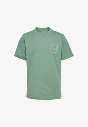 Zielony t-shirt z krótkim rękawem i okrągłym dekoltem, z małym białym okrągłym logo i napisem na lewej piersi: „hummel serving the game since 1923.”