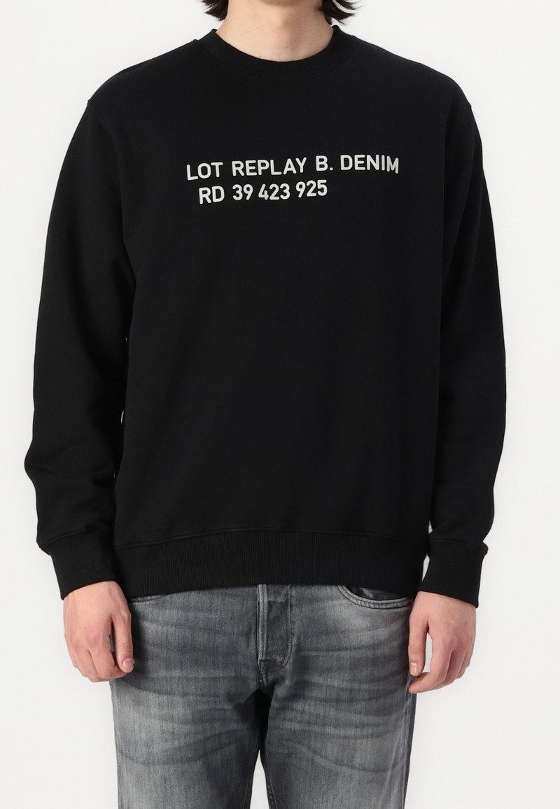 Felpa nera con scollo rotondo e polsini a costine. Presenta testo bianco "LOT REPLAY B. DENIM RD 39 423 925" sulla parte anteriore.