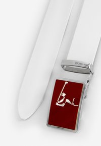 Weißer Leder Gürtel mit einer silbernen Metallschnalle, die einen rechteckigen roten Emaille-Einsatz und ein graviertes Design aufweist. Insgesamt glatte Textur.