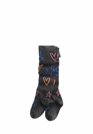 Calcetines altos grises que presentan patrones coloridos de corazones y estrellas en rosa, naranja y azul. Textura suave, con un ajuste ceñido en la parte superior.