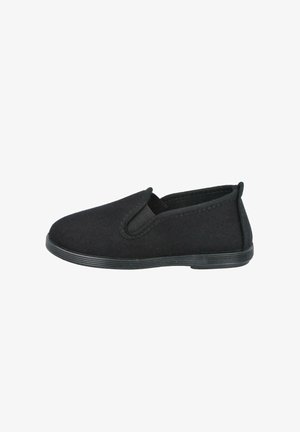 Zapato negro tipo slip-on con puntera redondeada, paneles laterales elásticos y suela de goma texturizada. Diseño simple sin logotipos visibles.
