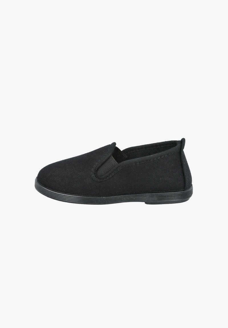 Zapato negro tipo slip-on con puntera redondeada, paneles laterales elásticos y suela de goma texturizada. Diseño simple sin logotipos visibles.