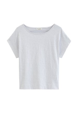 Lichtgrijs damesshirt met korte mouwen, een brede ronde hals en een ontspannen pasvorm, gefotografeerd tegen een witte achtergrond.