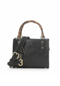 Zwarte handtas met reliëf bloemenpatroon, bamboe handvat, afneembare schouderriem, gouden hardware en een decoratieve nummer charm.
