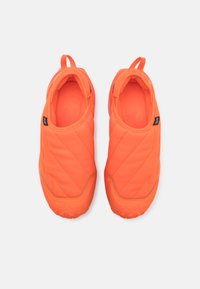 Pantofi slip-on portocalii, matlasati, cu o talpa din cauciuc texturata, interior captusit si un tab pentru prindere la spate pentru a fi usor de purtat.