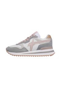 Sneaker with a white mesh upper, grey suede accents, and a pink star logo. Features light pink laces and a textured rubber sole.