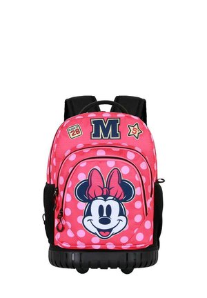Mochila rosa con lunares que presenta una gran cara de Minnie Mouse, detalles en negro, correas acolchadas y una base negra duradera con ruedas.