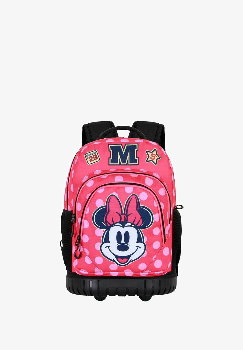 Mochila rosa con lunares que presenta una gran cara de Minnie Mouse, detalles en negro, correas acolchadas y una base negra duradera con ruedas.