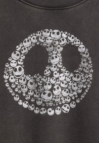 Tmavě šedá mikina s velkým, detailním motivem malých bílých lebek uspořádaných do vzoru mírového znaku.