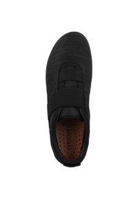 Scarpa nera con una parte superiore liscia e testurizzata, dotata di una chiusura a cinturino largo e una soletta forata. Logo Geox visibile all'interno.