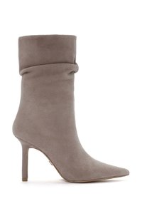 Bota de tobillo de ante gris con punta afilada, parte superior arrugada y tacón de aguja. Textura suave con un brillo sutil y sin hardware visible.