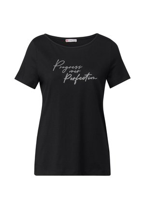 T-shirt in cotone nero con collo rotondo e maniche corte. Presenta una grafica testuale argentata che recita "Progresso sopra la Perfezione".
