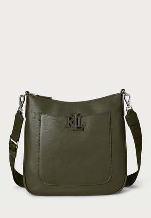 Oliven grøn lær skuldertaske med tekstureret overflade, stor frontlomme, sølvhardware og justerbar rem med logoaccent.