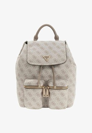 Sac à dos en tissu beige avec accents dorés, doté d'un rabat avant, de deux poches zippées et d'un détail logo. Texture lisse, design structuré.