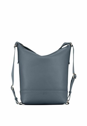 Sac d'épaule en cuir bleu à la forme décontractée, avec une sangle réglable et un logo embossé subtil en bas. Texture lisse et design minimaliste.