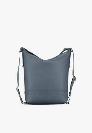 Sac d'épaule en cuir bleu à la forme décontractée, avec une sangle réglable et un logo embossé subtil en bas. Texture lisse et design minimaliste.
