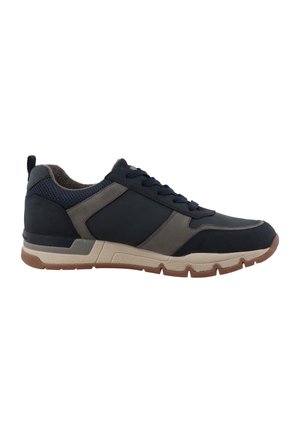 Heren casual sneaker met navy en grijze bovenkant, beige zool, bruin profiel en vetersluiting, weergegeven vanaf de buitenkant.