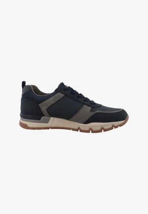 Heren casual sneaker met navy en grijze bovenkant, beige zool, bruin profiel en vetersluiting, weergegeven vanaf de buitenkant.