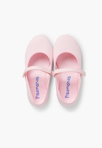 Ballerine in tessuto rosa con punta arrotondata, cinturino alla caviglia e logo blu a contrasto, caratterizzate da una texture liscia e un design semplice.