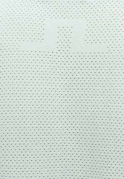 Κοντινό πλάνο ενός υφάσματος ανοιχτού μπεζ χρώματος με μικρές στρογγυλές οπές, κανονικά και συμμετρικά τοποθετημένες.