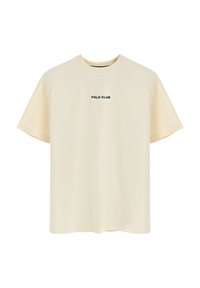 Camiseta de manga corta color crema, hecha de una tela suave, con un cuello redondo y la frase 'POLO CLUB' impresa en negro en el pecho.