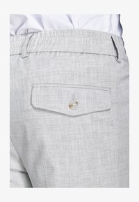 Niewybrane, light grey solid